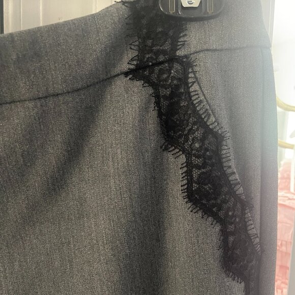 Cache gray capri pants with lace detail - Size 8 - Picture 3 of 6